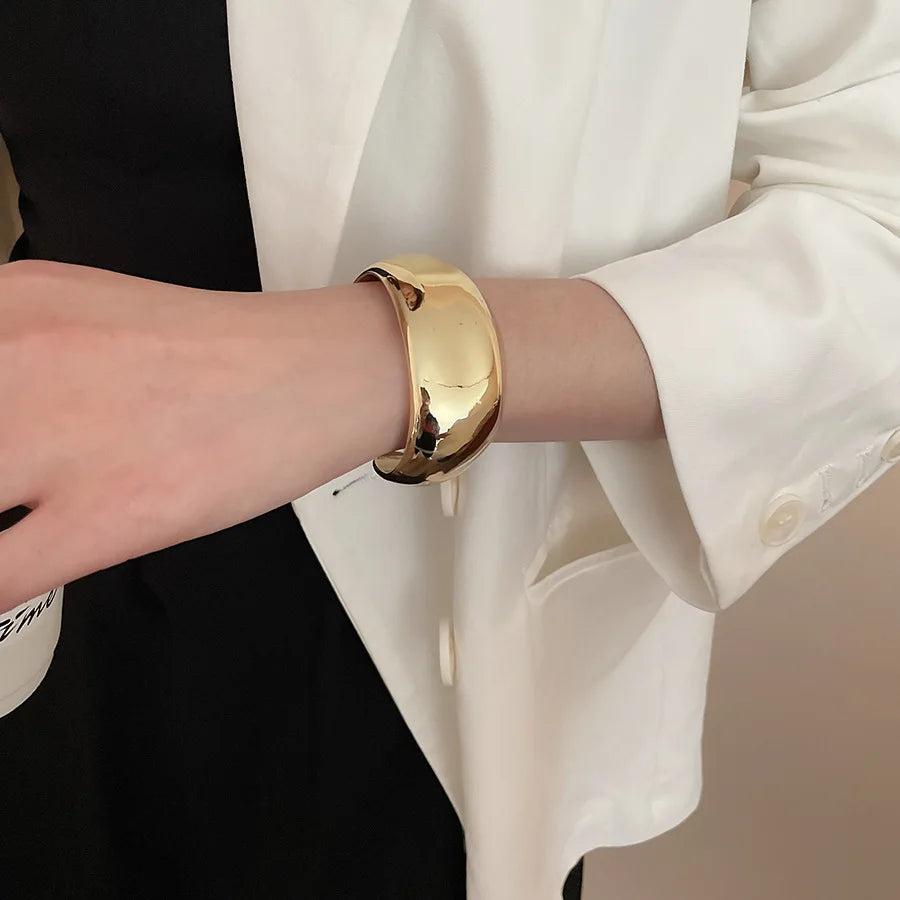 Gedrehter Armreif für Damen – Zeitloses Design