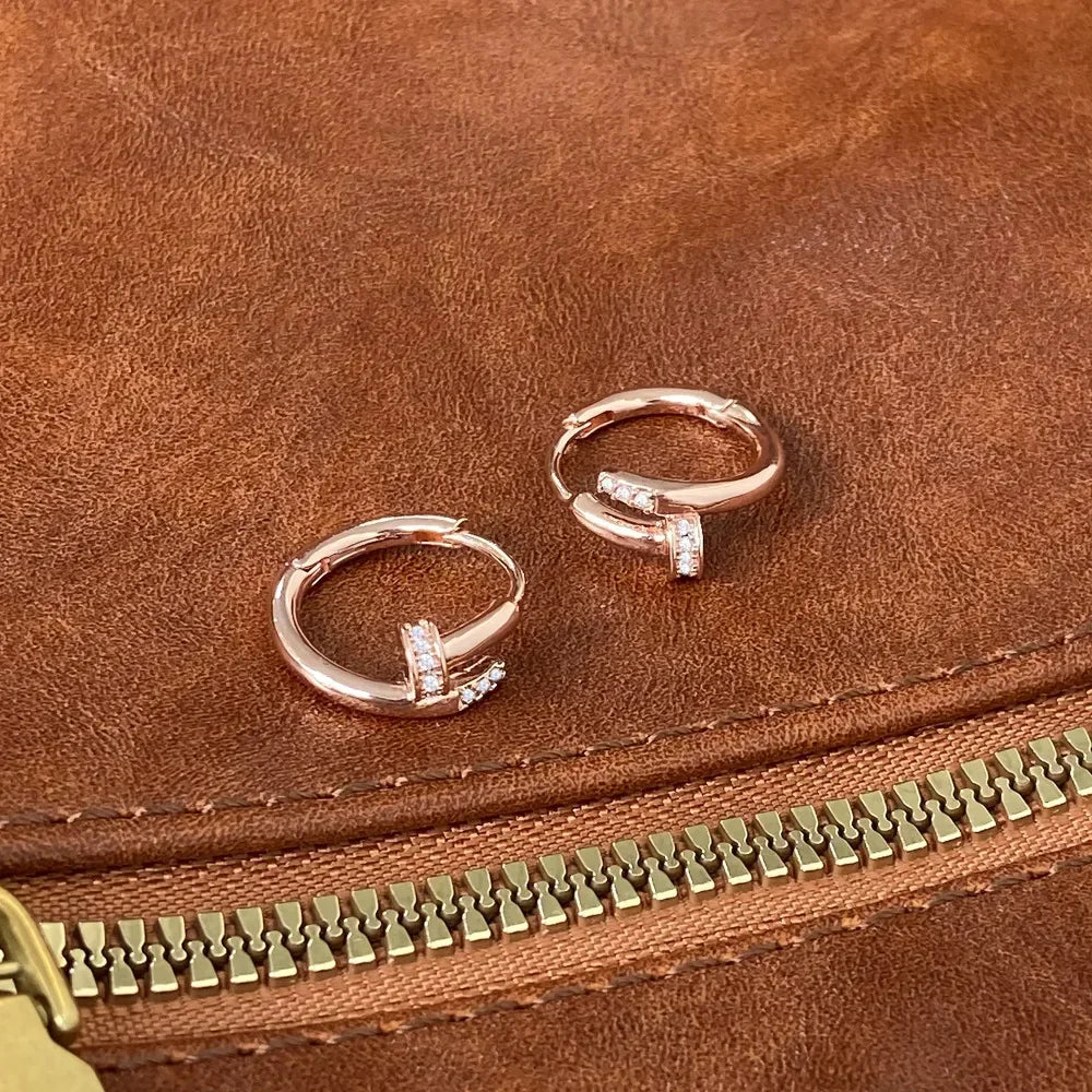 Silberfarbene Zirkon-Nagel-Rundohrringe für Frauen Minimalistischer Trendiger Modeschmuck Glänzende Accessoires