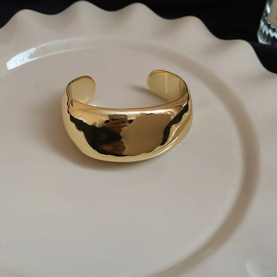 Gedrehter Armreif für Damen – Zeitloses Design