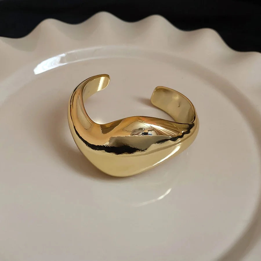 Gedrehter Armreif für Damen – Zeitloses Design